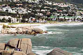 Camps Bay: Die Villen unterhalb der Bergkette der Zwlf Apostel gehren zum Viertel der Reichen und Schnen