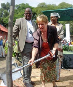 Maggie Friedman and mayor Amos Masondo with councillor Nandi Mayathula-Khoza at the tree planting